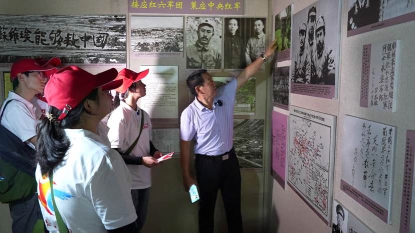 图1 实践队员拜访杨胜学